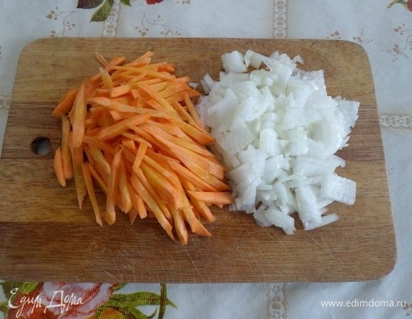 Морковь нарезаем соломкой, лук — кубиком.