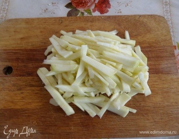 Кабачок очищаем и нарезаем соломкой.