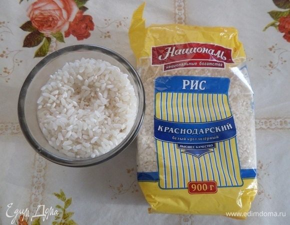 Отмеряем необходимое количество риса.