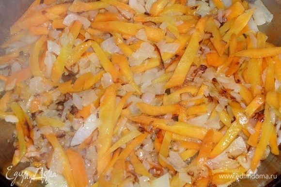 В сковороду выкладываем морковь и лук. Обжариваем на оставшемся масле в течении 3-5 минут.