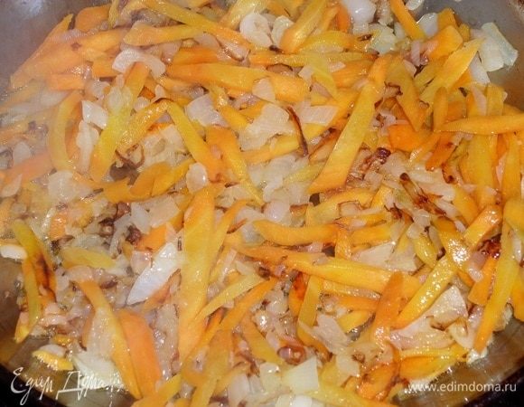 В сковороду выкладываем морковь и лук. Обжариваем на оставшемся масле в течении 3-5 минут.