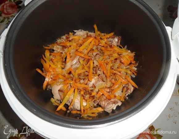 Обжаренные овощи выкладываем в чашу мультиварки поверх кусков кролика.