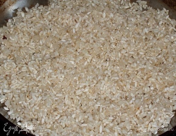 Обжариваем рис 3 минуты.