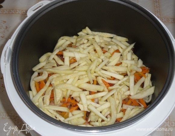 В чашу мультиварки выкладываем нарезанные кабачки.