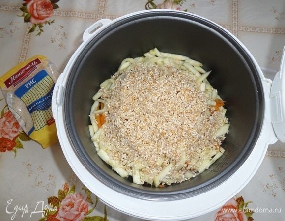 Выкладываем обжаренный рис.