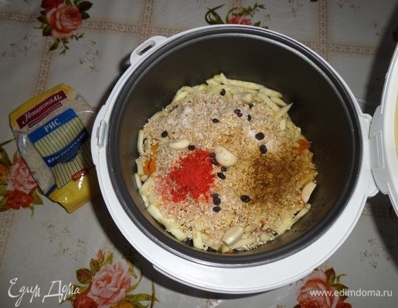 Добавляем соль, чеснок, паприку (1/3 ч. л.), карри (1/4 ч. л.), барбарис (1/2 ч. л.).