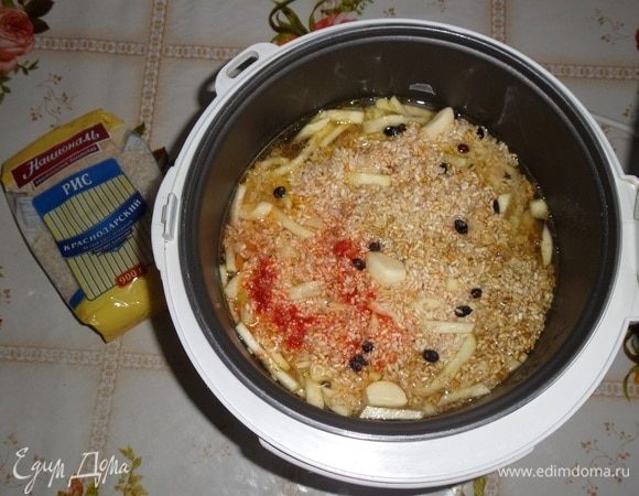 Наливаем чистую воду. Закрываем мультиварку. Включаем режим «плов». 