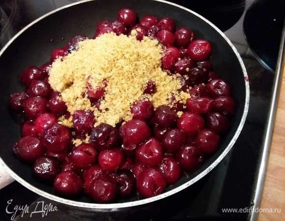 За это время приготовить начинку: вишню (я разморозила) прогреть с сахаром и 4 ст. л. воды. Добавить ванильный сахар. Если ваша вишня слишком кислая, добавьте еще сахар. 