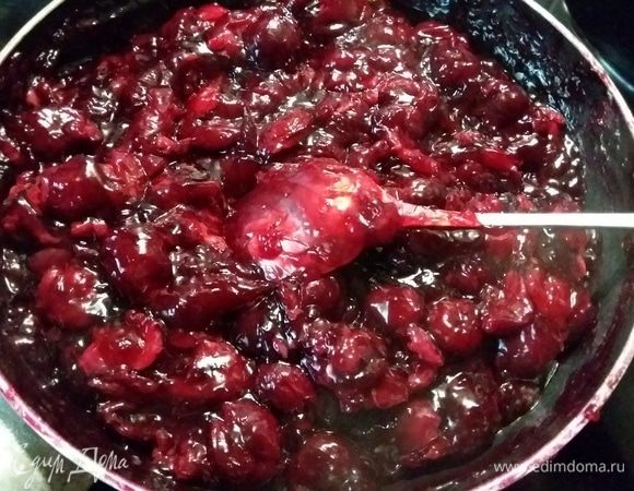 В 50 мл воды растворить крахмал и тонкой струйкой ввести в вишню, заварить, тщательно размешивая. Получится густой вишневый «мармелад». 
