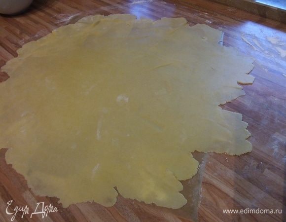 Тесто раскатать прямо на пергаменте. 