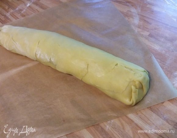 Перенести на противень и запекать в заранее разогретой до 180° 35-45 минут до золотистого цвета. 