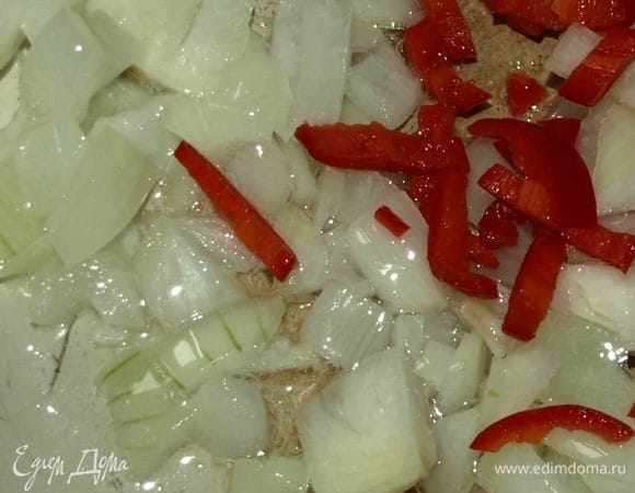 Лук очистить, нашинковать, как вам нравится. Красный перец очистить по желанию от семян и нарезать. На сковороде разогреть растительное масло и отправить к нему лук. Готовить 5 минут и добавить перец. Готовить минуты 2. 