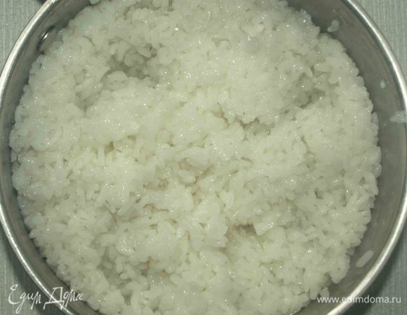 Пока готовится рыба, отварить отдельно рис.