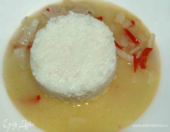 Готовую рыбу снимаем с огня. Выкладываем в тарелку рис, к рису добавляем острый бульон.