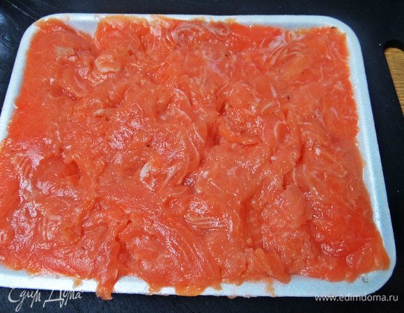 Начнем издалека, т.е за сутки нашего ужина. Покупаю норвежский лосось кусочками вот в такой упаковке годится и для котлет и для засолки.