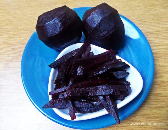 Свеклу беру маленькую всегда (так она быстрее варится и потом удобно использовать и хранить). Нарезать соломкой.