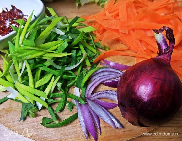 Порей и лук нашинковать соломкой тоже.