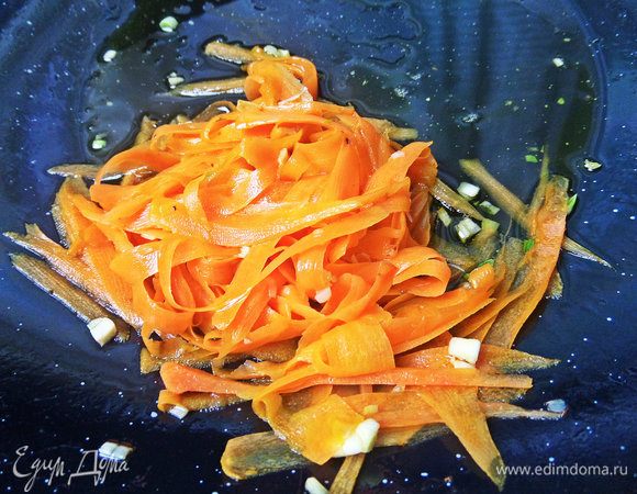 Подержать на огне 1-2 минуты, чтобы чеснок не успел сильно обжариться.