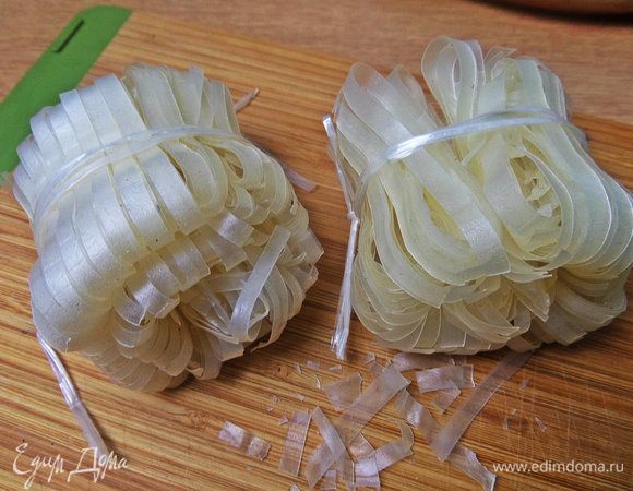 Лапшу, согласно рисунку на упаковке, проварить 2-3 минуты.