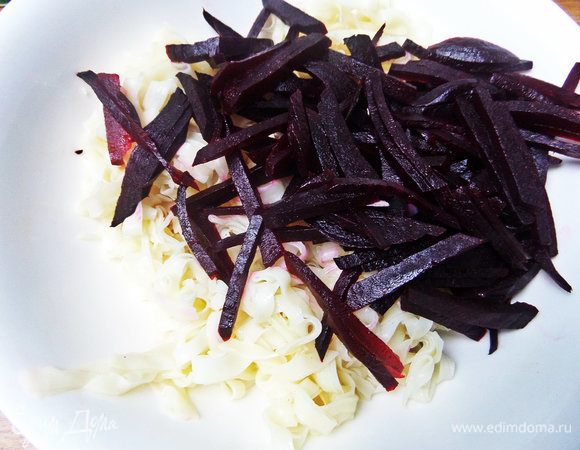 Не ждать, пока остынет и высыпать к лапше свеклу.