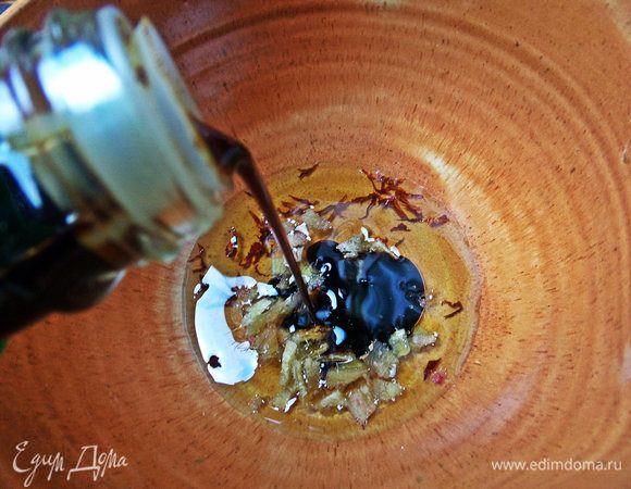 Влить соевый соус.