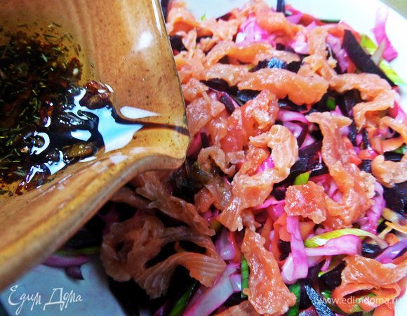 Перемешать и вылить заправку в основу.