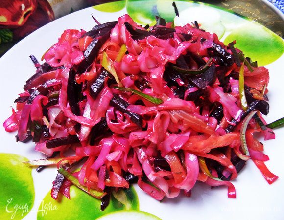 Выложить теплый салат на общее большое блюдо.