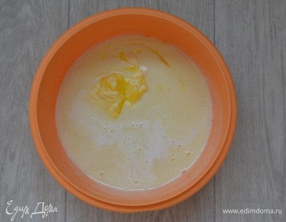 Добавить мягкое сливочное масло и молоко, уксус, соль и хорошо перемешать.
