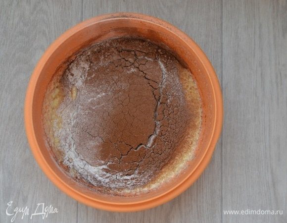 Добавить просеянную муку, какао, соду.
