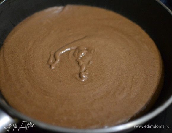 Выпекать 25-30 минут при 180°С. Я обычно выпекаю каждый корж отдельно, но так же можно испечь один корж, остудить и разрезать на коржи. Из указанного количества ингредиентов у меня получается 2 коржа, но я люблю высокие торты, поэтому пеку еще 2 коржа (на фото разреза видно, что 2 нижних коржа отличаются, я их пробовала сделать по другому рецепту). Готовые коржи завернуть в пищевую пленку и убрать на несколько часов в холодильник.