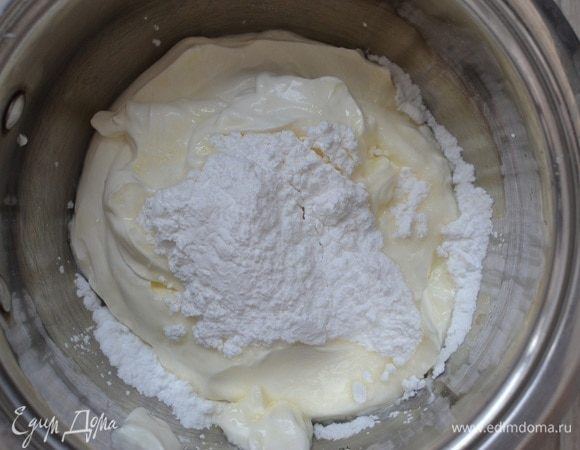 Сметану (лучше использовать жирную сметану) и часть сахарной пудры взбить с загустителем для сливок, отдельно взбить мягкое сливочное масло и оставшуюся часть сахарной пудры (у меня осталось меньше масла, чем требовалось для крема, поэтому добавила взбитые сливки, именно в этом раз).
