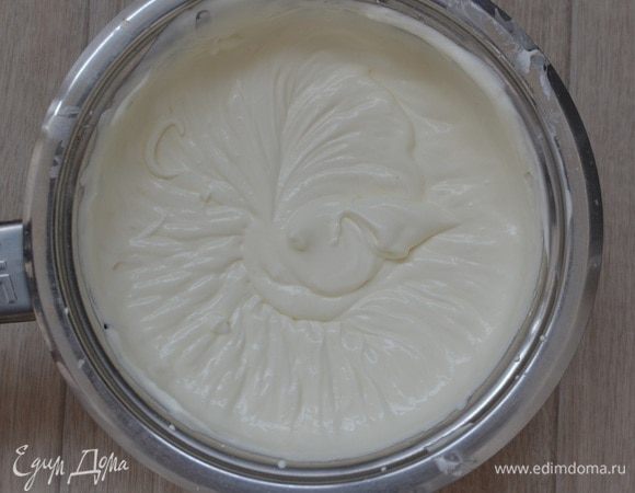 Соединить обе массы, крем готов.
