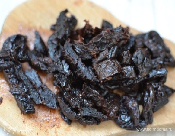 Чернослив промыть, порезать на кусочки (можно измельчить в блендере), орехи так же измельчить.
