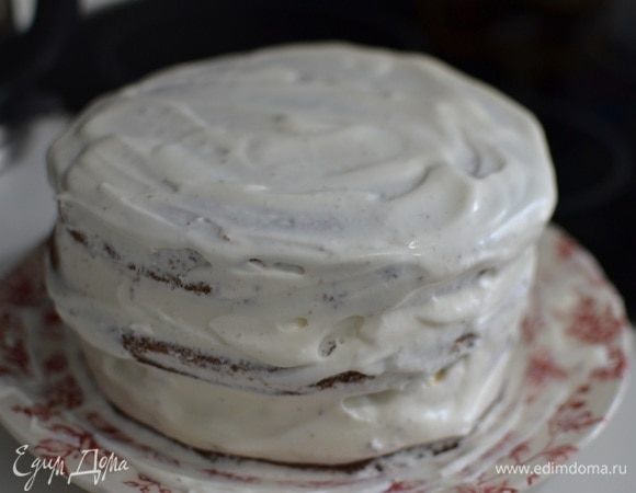 Обмазать так же бока торта сметанным кремом. Убрать в холодильник.
