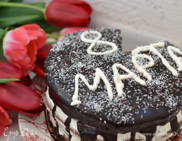 Через полчаса покрыть торт глазурью и украсить по желанию.
