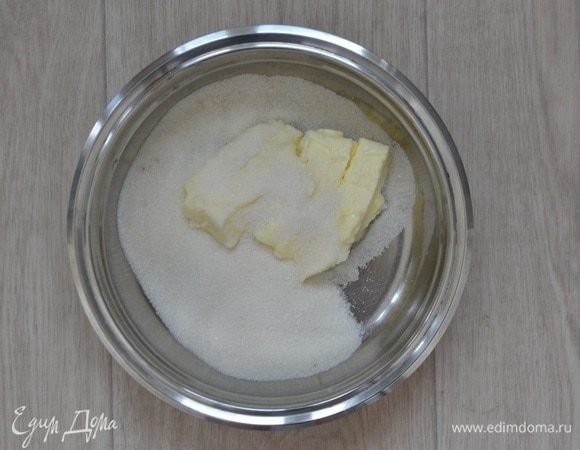 Размягченное масло соединить с сахаром, взбить миксером до пышной пены минут 5, добавить ванильный сахар, перемешать.
