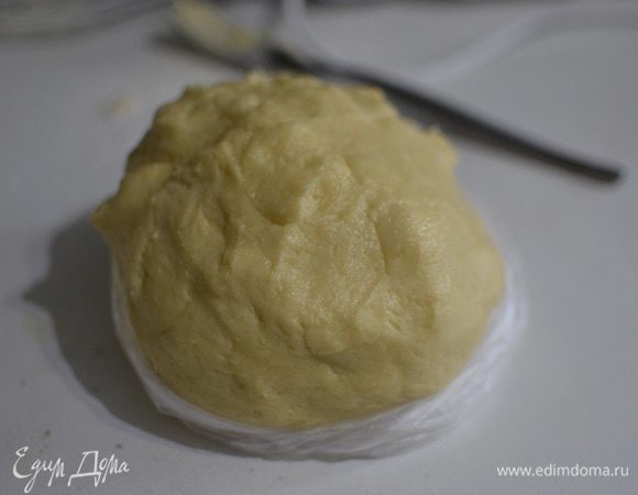 Замесить тесто, завернуть в пищевую пленку и убрать в холодильник на 30 минут.
