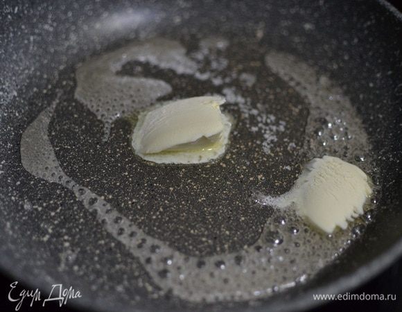 Далее готовим начинку. Банан очистить и нарезать на дольки. Накалить сковороду. Добавить сахар и растопить до карамельного цвета. Добавить сливочное масло.

