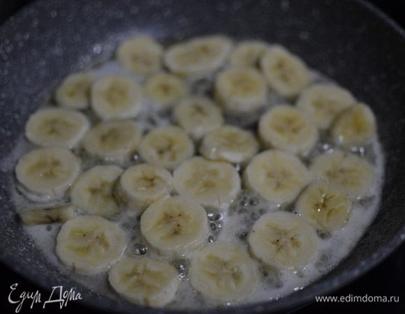 Когда сойдет пена, добавить бананы. Пожарить в течение 1-2 минуты. Влить ром и аккуратно зажечь, чтобы выпарить лишний алкоголь (можно и без рома делать).
