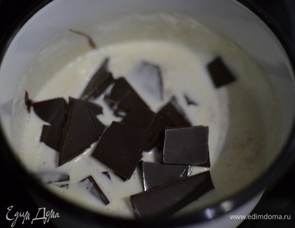 Сливки (60 г) довести до кипения в сотейнике. Шоколад измельчить. Кипящими сливками залить шоколад и перемешать до однородной массы.
