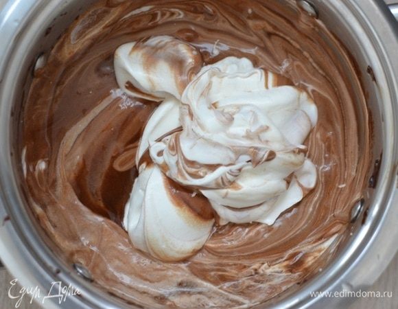 В другой миске взбить 200 мл сливок до пышности, похожую на консистенцию сметаны (примерно 4-5 минут). Добавлять постепенно взбитые сливки, аккуратно вмешивая их в шоколадную смесь снизу-вверх, вращая миску.
