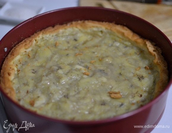 Готовое тесто охладить, выложить сверху банановую начинку.
