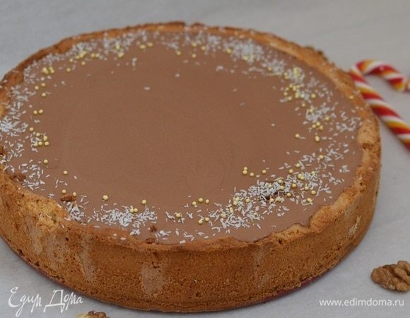 Сверху вылить шоколадный мусс и немного потрясти для гладкости поверхности. Убрать в холодильник на ночь, чтобы тарт застыл.
