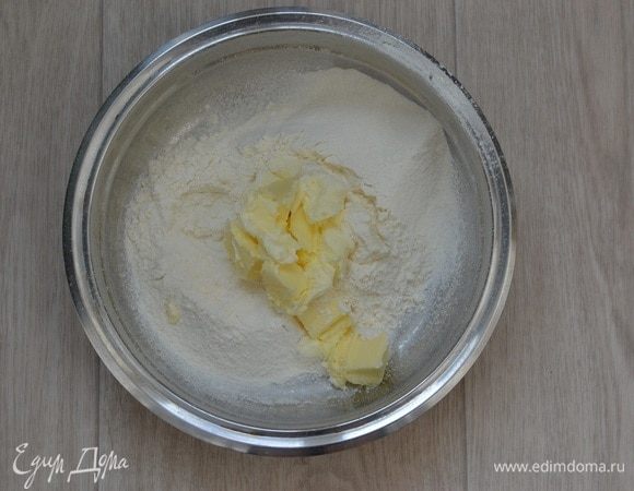 В миске смешать муку, соль, разрыхлитель, сахар. Добавить сливочное масло, перетереть руками все в крошку.
