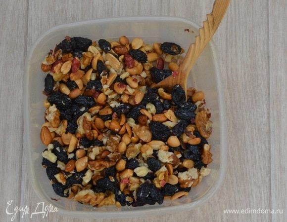 Готовим начинку. Орехи подсушить в духовке при 180°С 10 минут, очистить от шелухи.
