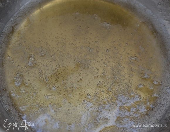 В глубокой кастрюле соединить сахар, воду и мед. Держать на сильном огне до красивого карамельного цвета. В другой кастрюле довести до кипения сливки (лучше использовать 33%).