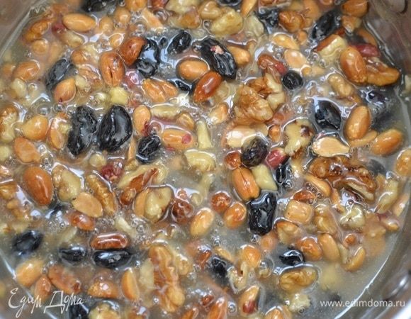 Аккуратно влить горячие сливки, перемешать, добавить орехи (в этот раз я еще добавила изюм), перемешать.
