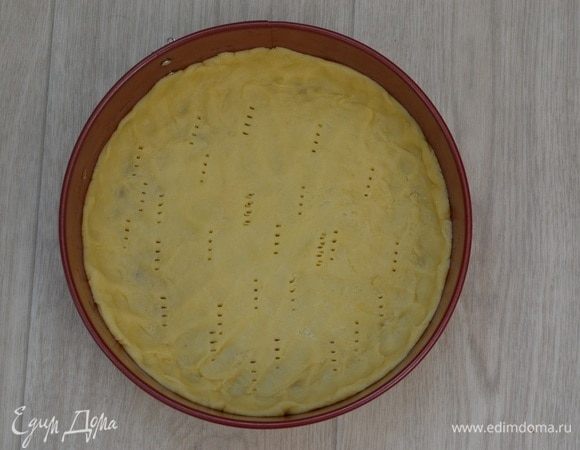 Достать тесто из холодильника, раскатать тесто в пласт и выложить в форму, делая бортики.
