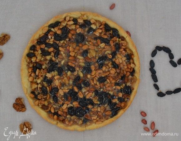 Выложить ореховую смесь на песочную основу и дать остыть.
