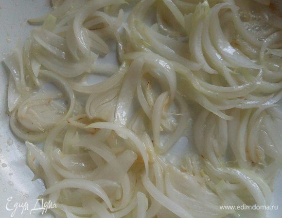 На сковороду нальем растительное масло. Японцы не любят добавлять в блюда много масла, поэтому масло берем по минимуму. Выложим лук и обжарим буквально 2-3 минуты.